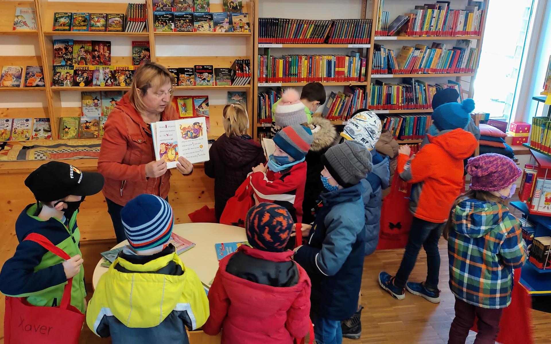 Kinder in der Bücherei Aschach