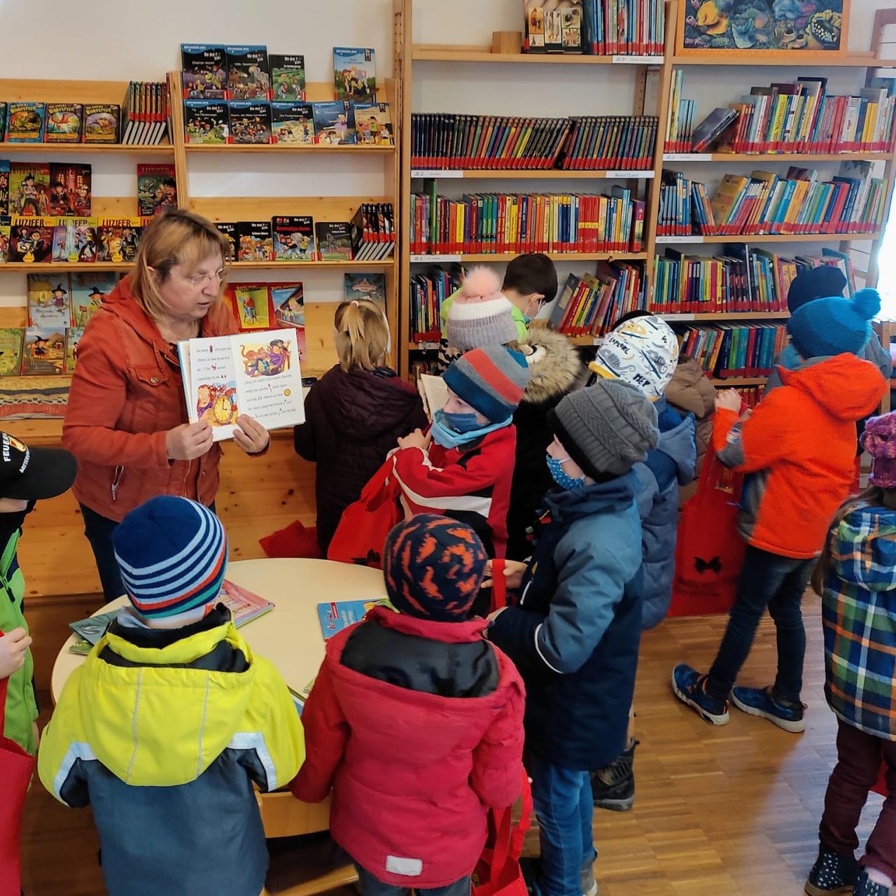 Kinder in der Bücherei Aschach